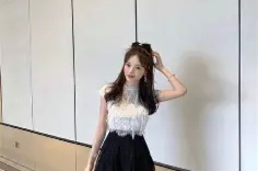 刚分手一周！八卦媒体爆料：维尼修斯在私人场所与数位女性聚会